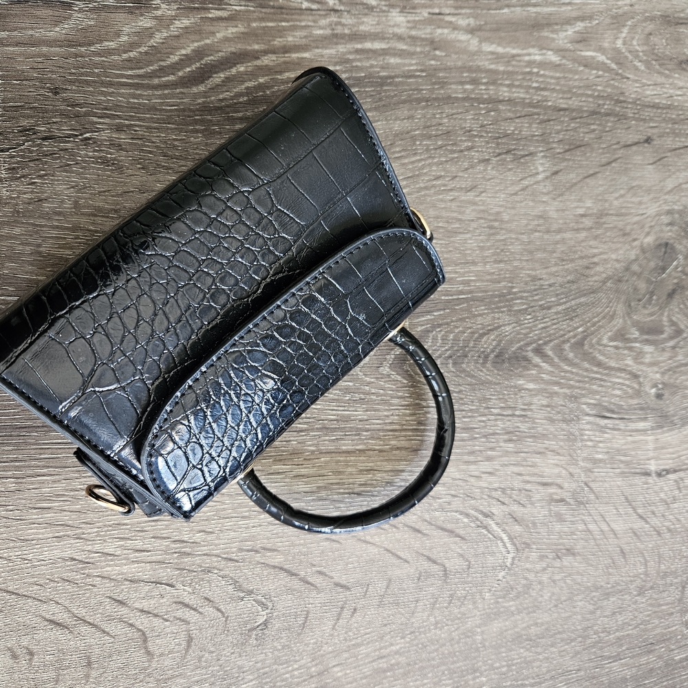 Elegant Black Crocodile-Embossed Women's Bag